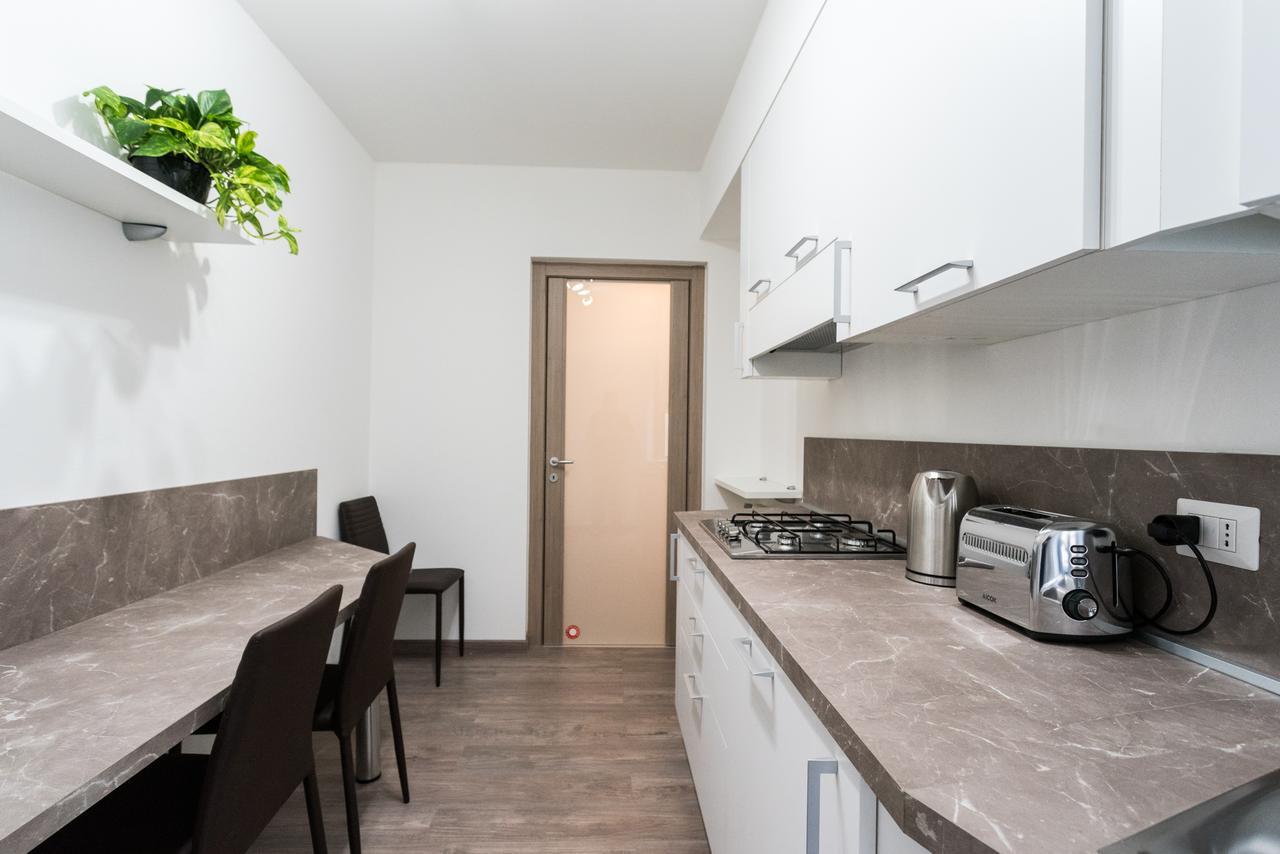 Central & Modern Apartment By Rent All Como Bagian luar foto