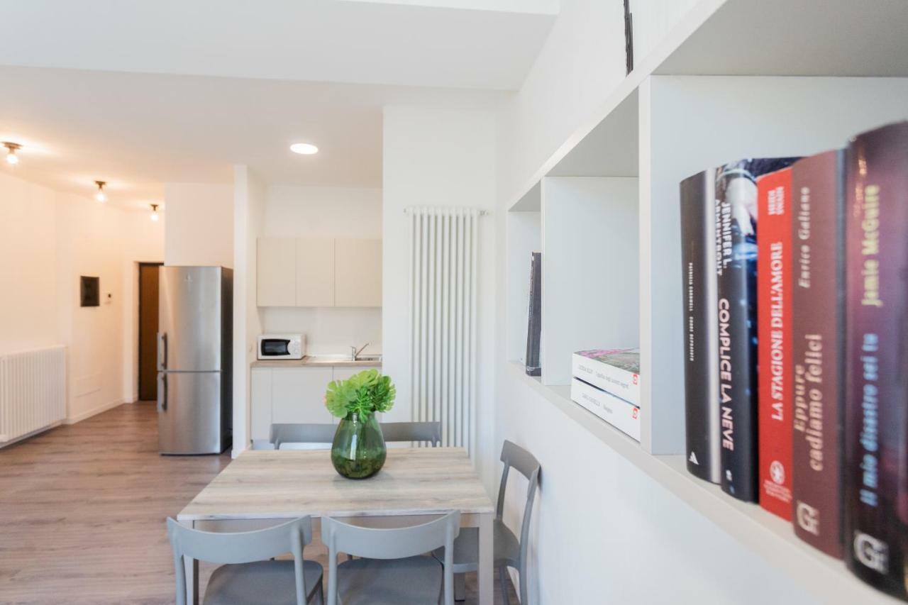 Central & Modern Apartment By Rent All Como Bagian luar foto