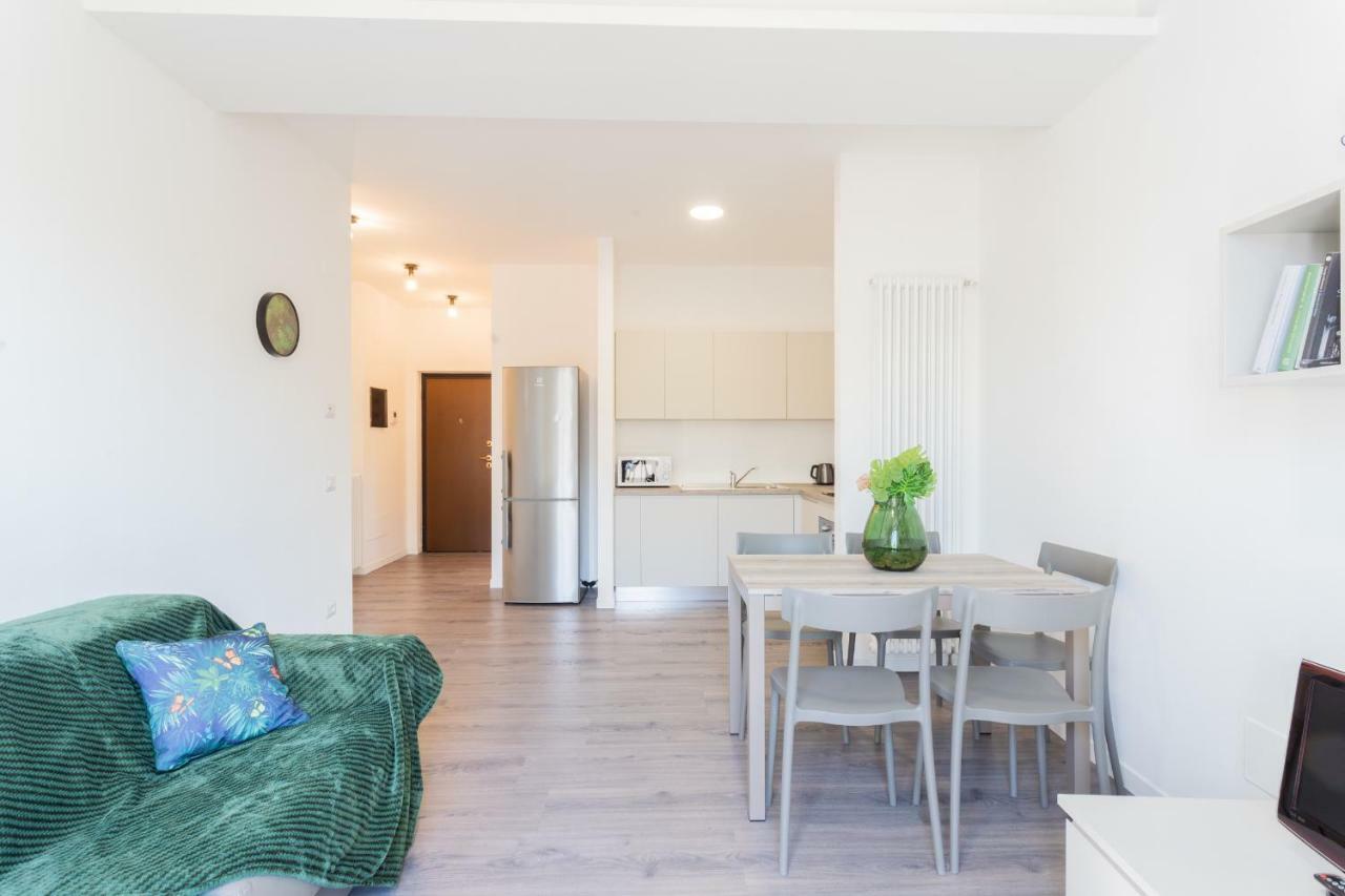 Central & Modern Apartment By Rent All Como Bagian luar foto