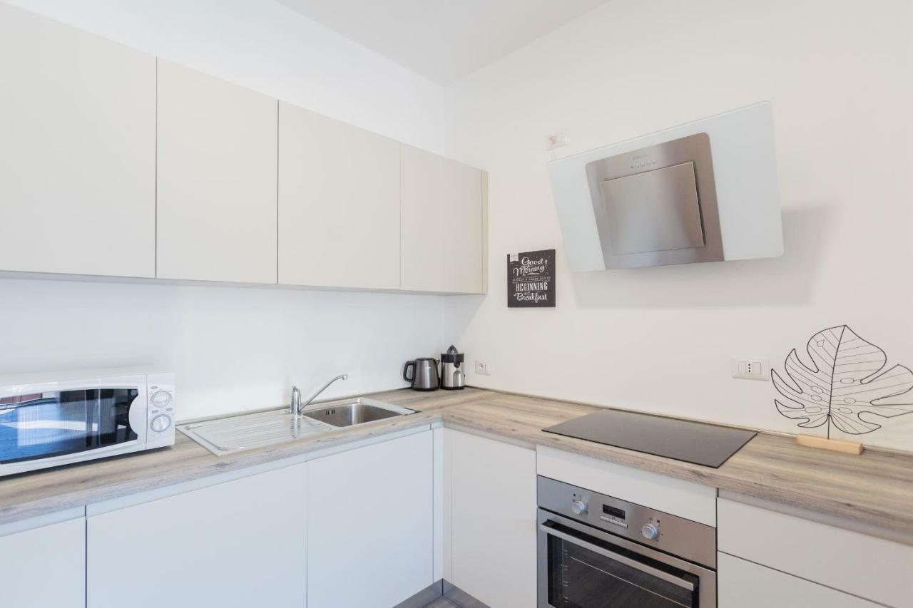 Central & Modern Apartment By Rent All Como Bagian luar foto