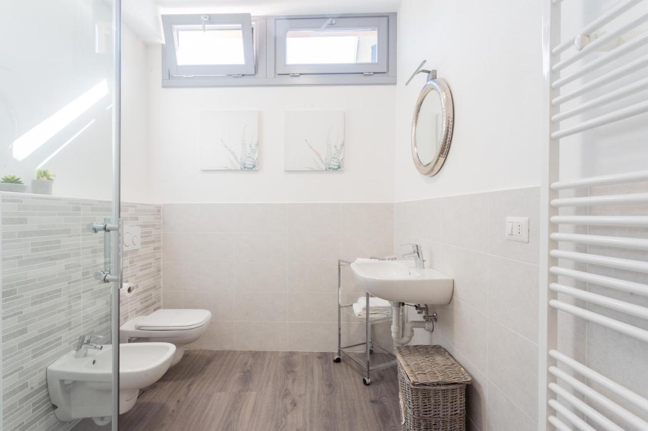 Central & Modern Apartment By Rent All Como Bagian luar foto